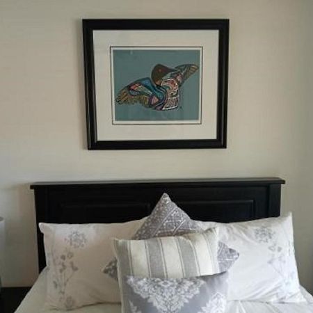 Tranquil Waterfront Condo Kelowna Bagian luar foto