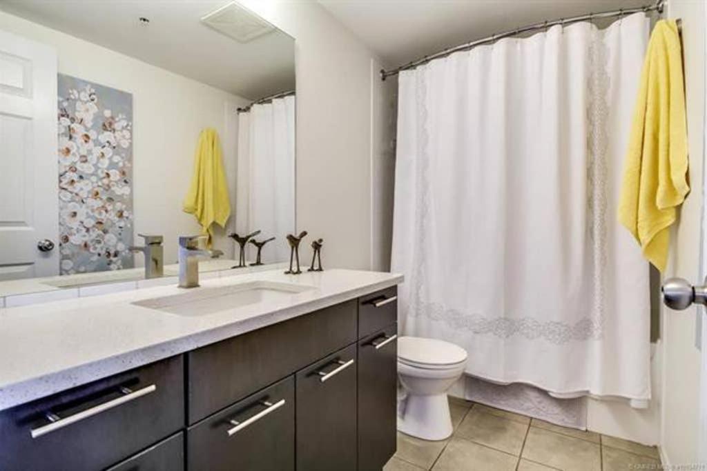Tranquil Waterfront Condo Kelowna Bagian luar foto