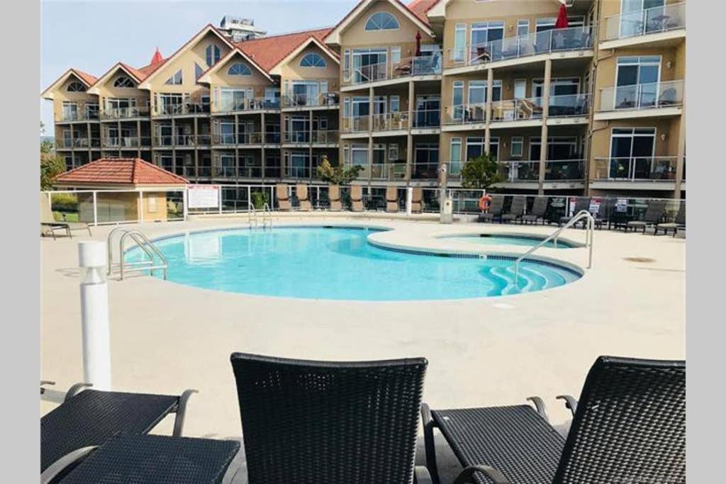 Tranquil Waterfront Condo Kelowna Bagian luar foto