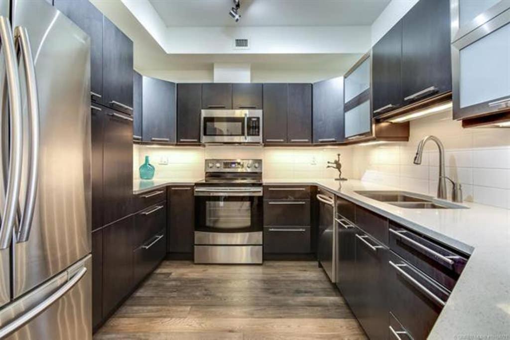 Tranquil Waterfront Condo Kelowna Bagian luar foto